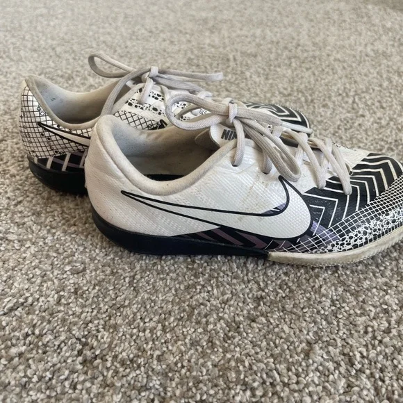 Youth Nike Cristiano Ronaldo Indoor soccer shoes - Picture 6 of 10